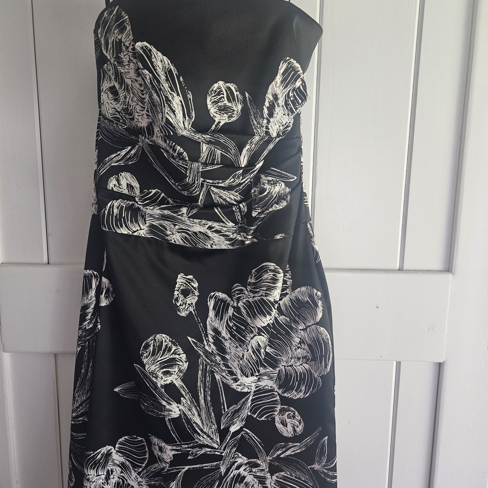 White House Black Market Elegant Black and White Floral Strapless Dress - Size 0